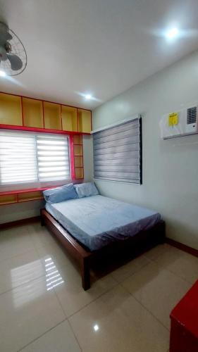 Llit o llits en una habitació de Uncle Mark's 2 bedroom flat