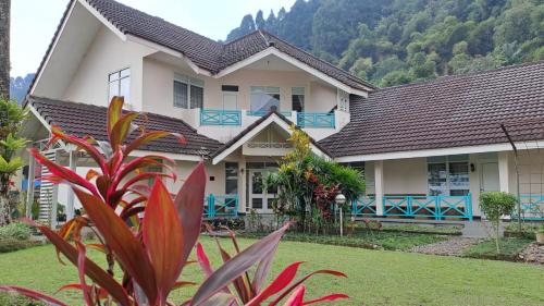a house with a mountain in the background at Alabare Puncak in Pasakon 1