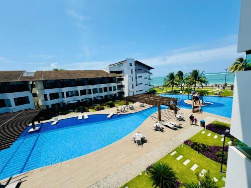 Una vista aérea de una piscina en un complejo turístico. en Flat no Maui - Beira-mar - Tamandaré - Carneiros, en Tamandaré