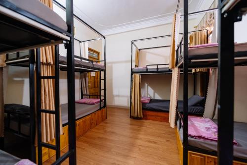 Katil atau katil-katil dalam bilik di HG Hostel provide Tours & Motorbikes