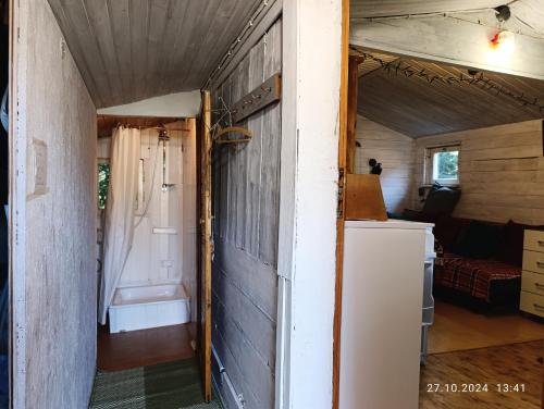 une porte ouverte vers une petite maison dans l'établissement Folwark Noclegowy w Nowej Morawie - Tomaszówka na wys 600 m, à Nowa Morawa