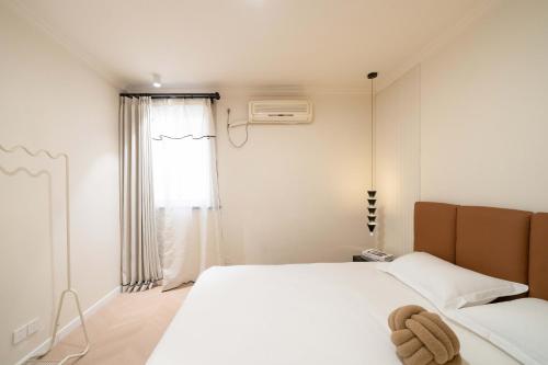 Un ou plusieurs lits dans un hébergement de l'établissement Moli B&B-Right on Nanjing East Road the Bund 2-Bedrooms with Elevator Apart ment Near the subway
