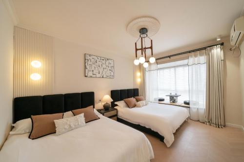Un ou plusieurs lits dans un hébergement de l'établissement Moli B&B-Right on Nanjing East Road the Bund 2-Bedrooms with Elevator Apart ment Near the subway