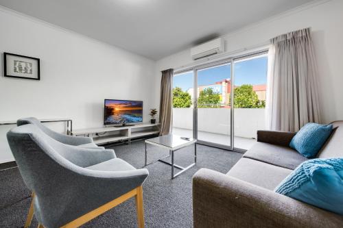 Un lugar para sentarse en Spacious 2-Bed Conveniently by Lake Tuggeranong