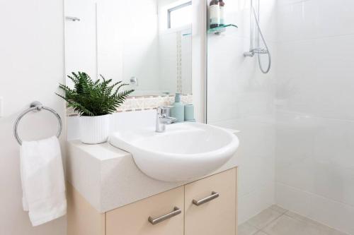 Un baño de CABA17 - Waterfront home with a pool!