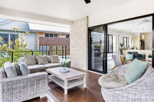 Zona de estar de CABA17 - Waterfront home with a pool!