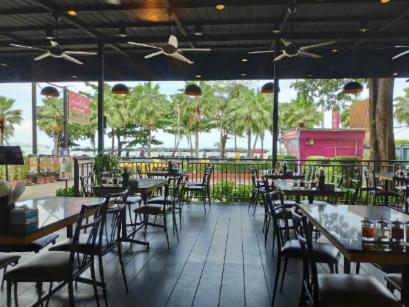 En restaurant eller et andet spisested på Bali Style Luxury Pool Villa near Beach & Walking ST!