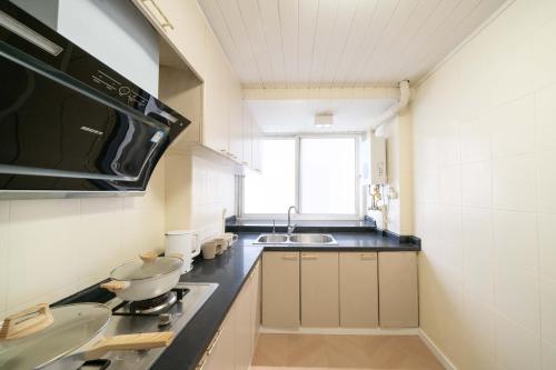 Cuisine ou kitchenette dans l'établissement Moli B&B-Right on Nanjing East Road the Bund 2-Bedrooms with Elevator Apart ment Near the subway