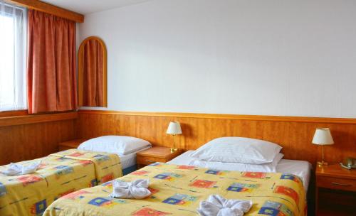 Hotel Olympik tesisinde bir odada yatak veya yataklar