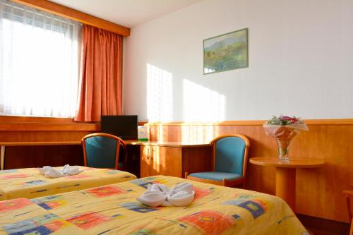 Postel nebo postele na pokoji v ubytování Hotel Olympik