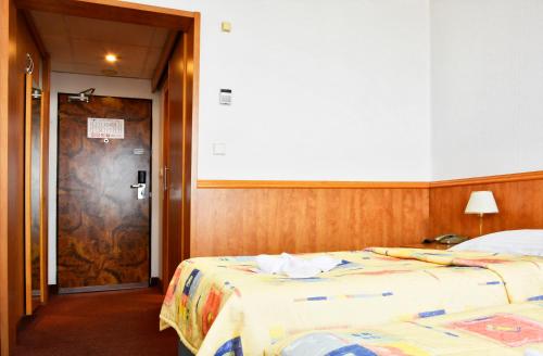 Postel nebo postele na pokoji v ubytování Hotel Olympik