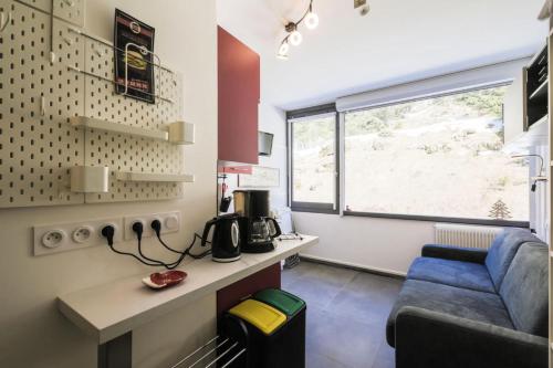 une chambre avec un canapé, une table et une fenêtre dans l'établissement Résidence Bellatrix - maeva Home - Studio 2 Personnes - Confort MAE-2104, à Flaine