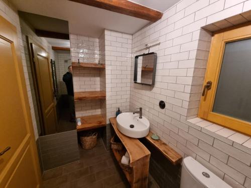 ZłatnaBacmańska Chata z pięknym widokiem przy szlaku jacuzzi Beskidy的带水槽和镜子的浴室