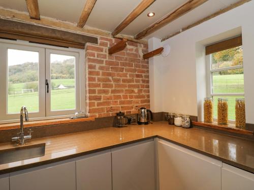 Una cocina o zona de cocina en The Stables