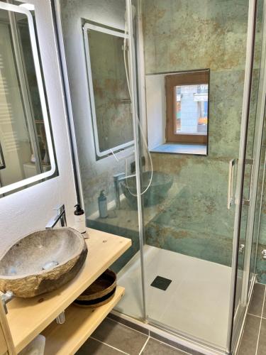 een badkamer met douche en wastafel bij LA CASETA DELS HEROIS in Puigcerdà