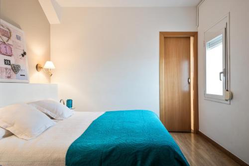 バルセロナにあるLuxury Apartment Barcelonaのベッドルーム(大型ベッド1台、窓付)