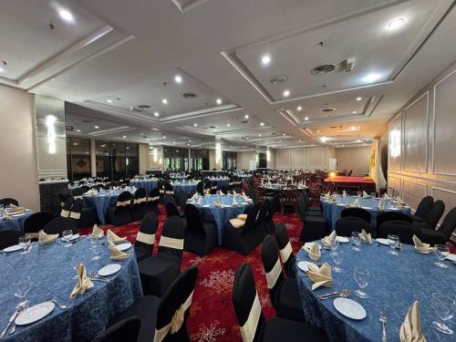 a large banquet hall with blue tables and chairs at ROYAL PARK HOTEL @ UNITEN in Kajang