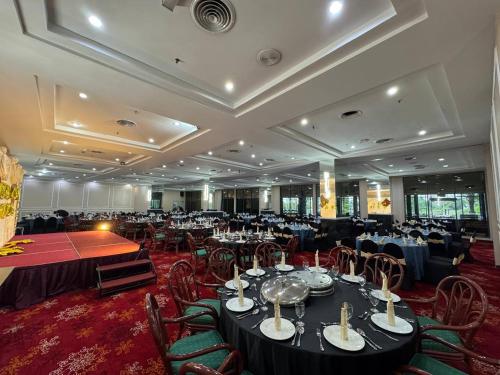 a banquet hall with tables and chairs in a room at ROYAL PARK HOTEL @ UNITEN in Kajang
