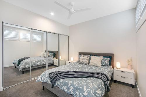 カバリタ・ビーチにあるCabarita Beachside Apartments 31のベッドルーム(ベッド1台、鏡付)