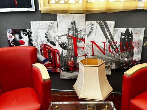a room with a red chair and a sign with the word end at chez Jean in Le Boulou