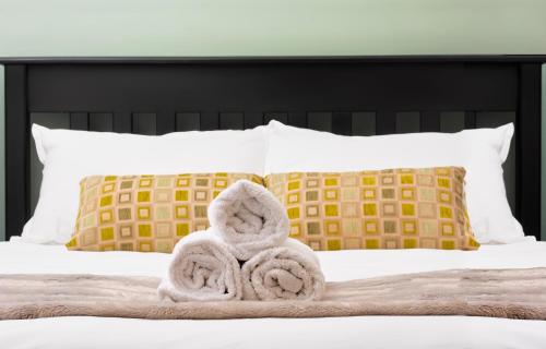 ein Paar Handtücher auf dem Bett in der Unterkunft SunnyA206 The Quadrant in Kapstadt