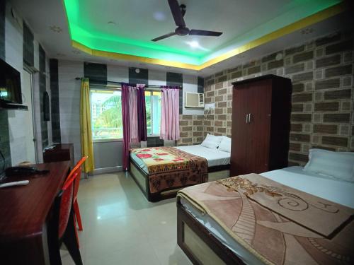 Postel nebo postele na pokoji v ubytování RESORT K SEA VIEW Digha