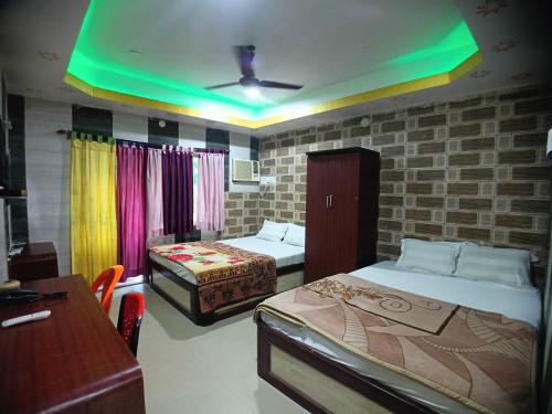 Postel nebo postele na pokoji v ubytování RESORT K SEA VIEW Digha