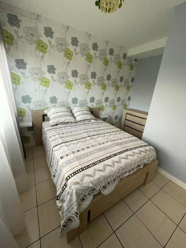 une chambre avec un lit dans une pièce dans l'établissement Appartement RDC avec terrasse, à Sainte-Mère-Église