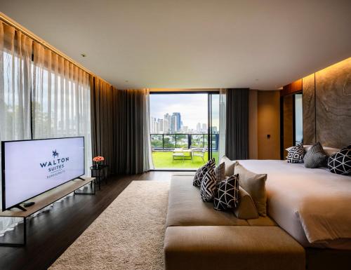 TV a/nebo společenská místnost v ubytování Walton Suites Sukhumvit
