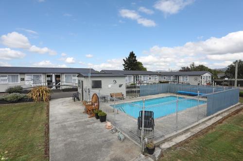 Bazén v ubytování Ormond Street Motel Woodville nebo v jeho okolí