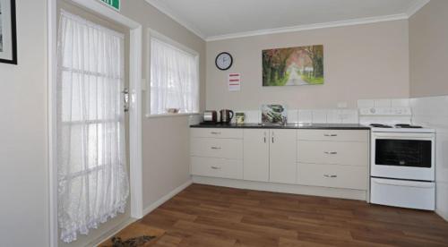Kuchyň nebo kuchyňský kout v ubytování Ormond Street Motel Woodville