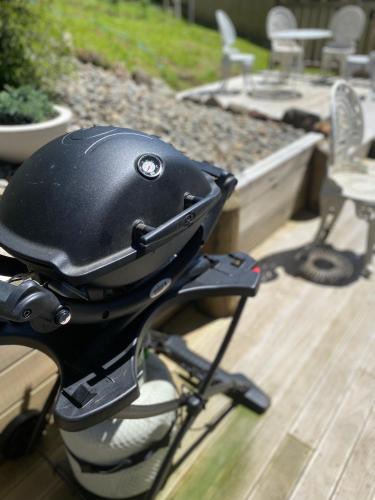 2 Bedroom Tiny Home Retreat with Hot Tub!