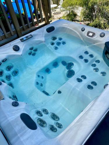 2 Bedroom Tiny Home Retreat with Hot Tub!