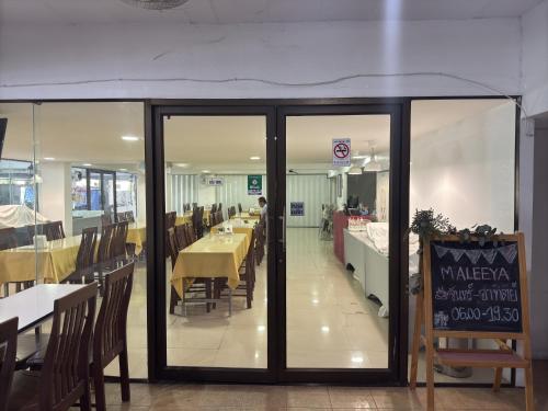 Regent Ngamwongwan Hotelにあるレストランまたは飲食店