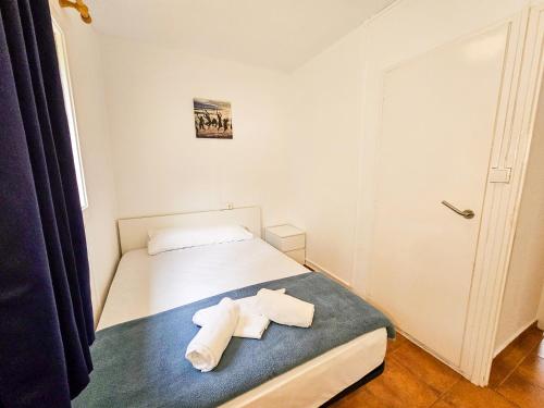 a bedroom with a bed with two towels on it at Complejo Bubal Formigal 3000 in Búbal