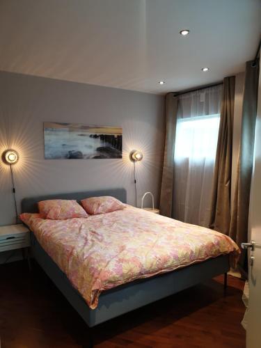 Postel nebo postele na pokoji v ubytování Leilighet i Bergen