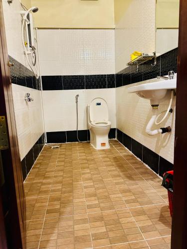 a bathroom with a toilet and a sink at Savet Guesthouse in Stœ̆ng Trêng
