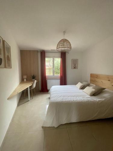 Ένα ή περισσότερα κρεβάτια σε δωμάτιο στο Villa La Colline - 5 chambres avec piscine chauffée