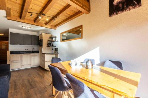 une salle à manger avec une table et des chaises en bois dans l'établissement Résidence Proveres - PROVERES 66 MAE-6301, à Les Allues