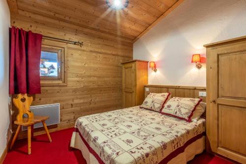 une chambre avec un lit dans une pièce en bois dans l'établissement Résidence Proveres - PROVERES 66 MAE-6301, à Les Allues