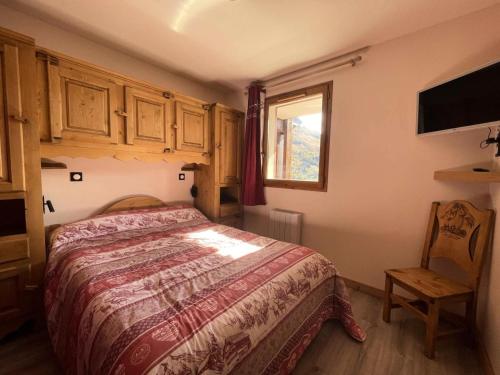 une chambre avec un lit, une fenêtre et une chaise dans l'établissement Résidence Prince Des Ecrins - Appartement avec terrasse refait à neuf avec vue panoramique montagne MAE-5541, à Vénosc