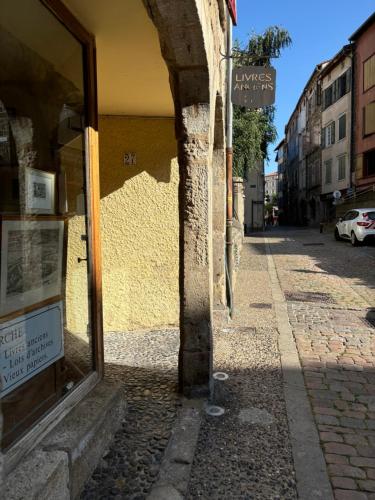 an empty street with a store on the side of a building at Raphaël - T2 centre historique in Le Puy en Velay