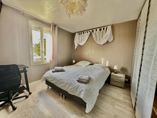 ein Schlafzimmer mit einem Bett und einem Stuhl und einem Fenster in der Unterkunft Appartement près du port centre et plage - Vue mer in Courseulles-sur-Mer