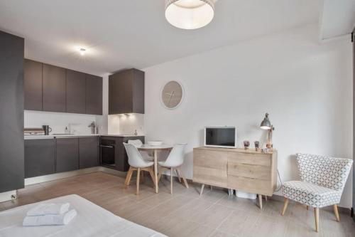 LE BAY SIDE plein cœur de Juan les Pins en bord de mer, pour familles ou petits groupes