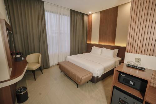 Postel nebo postele na pokoji v ubytování Parkside's Hotel Palembang