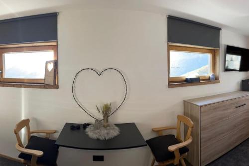 Televízia a/alebo spoločenská miestnosť v ubytovaní Apartment direkt an der Piste