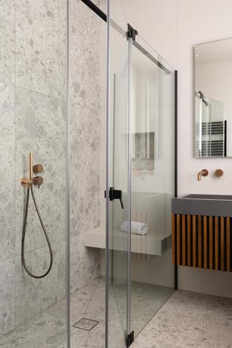 une salle de bain avec une douche en verre et un lavabo dans l'établissement HIGHSTAY - Luxury Serviced Apartments - Invalides, à Paris
