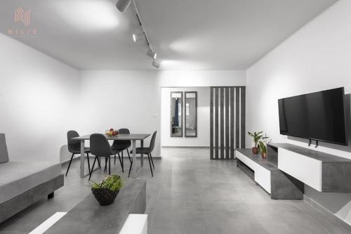 Consul, Nilie Hospitality MGMT