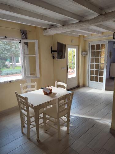 une salle à manger avec une table et des chaises blanches dans l'établissement La Bastide de Claude, à La Roquette-sur-Siagne