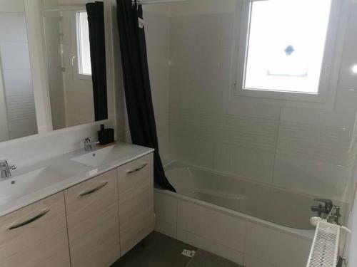 Koupelna v ubytování Jolie maison entière avec 3 chambres centre ville